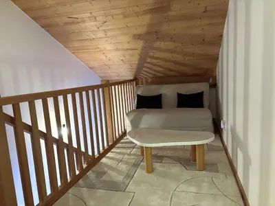 Coin salon dans l'établissement Duplex 4P+Mezzanine, 10 Pers, Près Téléphérique & Commerces - FR-1-464-263