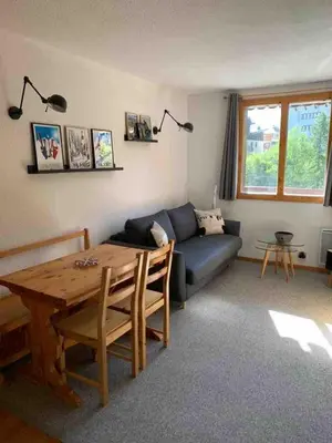 Coin salon dans l'établissement Studio cabin for 2 adults and 2 childrens with private parking
