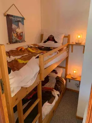 Un ou plusieurs lits dans un hébergement de l'établissement Studio cabin for 2 adults and 2 childrens with private parking