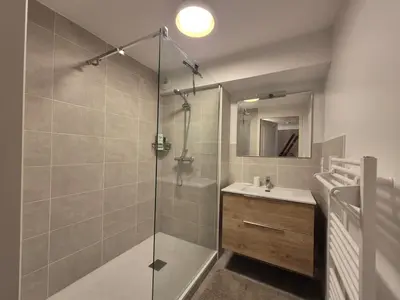 Salle de bains dans l'établissement Sublime appartement 10pers - St Foy village