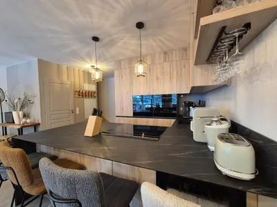 Cuisine ou kitchenette dans l'établissement Sublime appartement 10pers - St Foy village