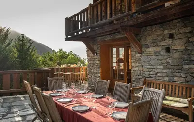 Vue générale sur la montagne ou vue sur la montagne depuis le chalet