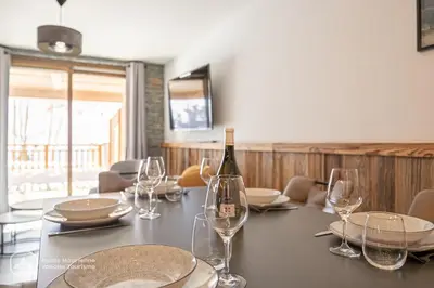 Télévision ou salle de divertissement dans l'établissement Marmotte RDJ01 - Appartement neuf en face du télésiège