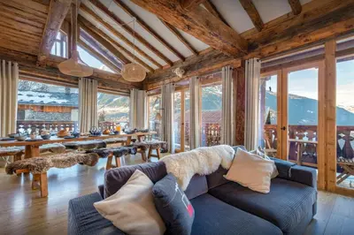 Coin salon dans l'établissement Chalet La Pommeraie - OVO Network