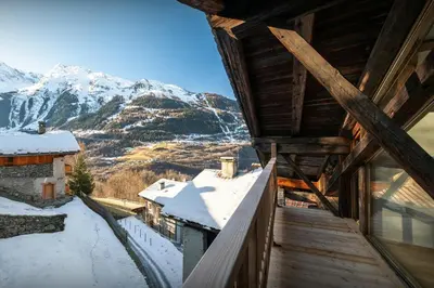 Vue générale sur la montagne ou vue sur la montagne depuis le chalet