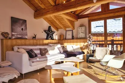 Coin salon dans l'établissement Inversens superbe chalet vue montagne