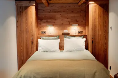 Un ou plusieurs lits dans un hébergement de l'établissement Historic Alpine Chalet With Mountain Views