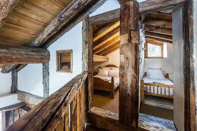 Un ou plusieurs lits dans un hébergement de l'établissement Historic Alpine Chalet With Mountain Views