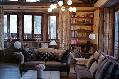Coin salon dans l'établissement Historic Alpine Chalet With Mountain Views