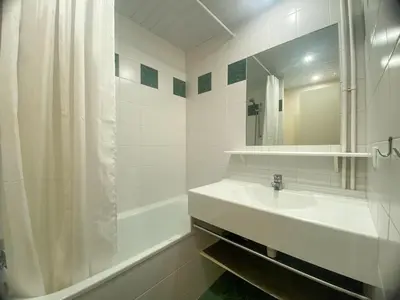 Salle de bains dans l'établissement Studio 4 pers à Tignes, Animaux admis - FR-1-411-1024