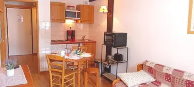 Cuisine ou kitchenette dans l'établissement Terrasses E 208 - PARC NAT VANOISE appart 4 pers