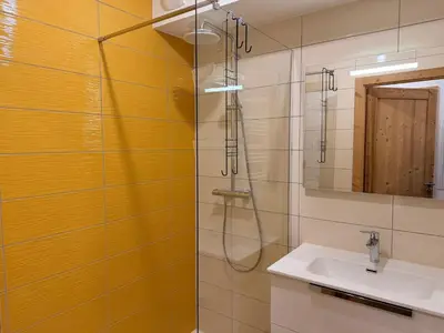 Salle de bains dans l'établissement Charmant Appartement avec Grande Terrasse ouest, 2P - 6 Pers. - FR-1-464-264