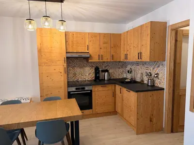 Cuisine ou kitchenette dans l'établissement Charmant Appartement avec Grande Terrasse ouest, 2P - 6 Pers. - FR-1-464-264