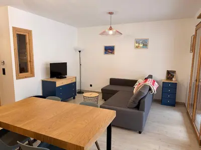 Télévision ou salle de divertissement dans l'établissement Charmant Appartement avec Grande Terrasse ouest, 2P - 6 Pers. - FR-1-464-264