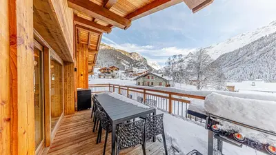 Vue générale sur la montagne ou vue sur la montagne depuis le chalet