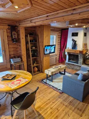 Télévision ou salle de divertissement dans l'établissement le chalet
