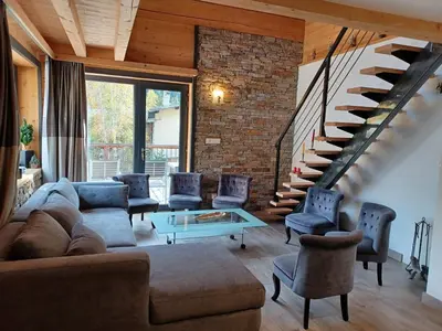 Coin salon dans l'établissement Chalet La Dolce Vita en Savoie