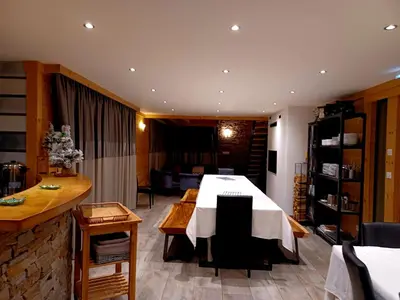 Coin salon dans l'établissement Chalet La Dolce Vita en Savoie