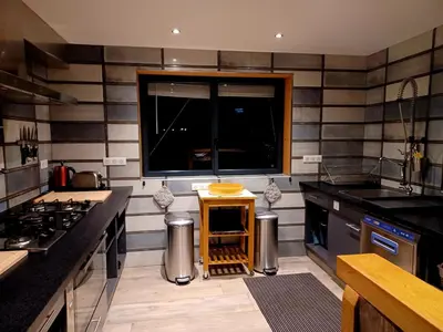 Cuisine ou kitchenette dans l'établissement Chalet La Dolce Vita en Savoie