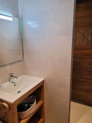 Salle de bains dans l'établissement Chalet de Pramariaz