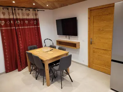 Télévision ou salle de divertissement dans l'établissement Chalet de Pramariaz