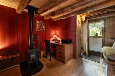 Coin salon dans l'établissement Chalet Mémé dans les Orties