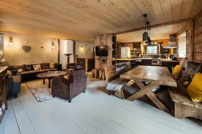 Télévision ou salle de divertissement dans l'établissement Chalet Mémé dans les Orties