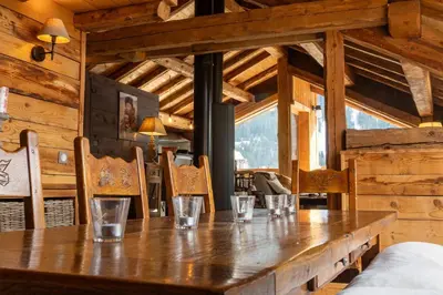 Télévision ou salle de divertissement dans l'établissement Chalet Mémé dans les Orties