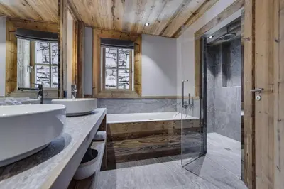Salle de bains dans l'établissement Superbe appartement spacieux avec balcons les Rives de l'Isère 3