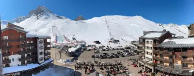 L'établissement Tignes RPDP vue panoramique au soleil 2 en hiver