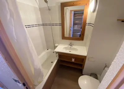 Salle de bains dans l'établissement Tignes RPDP vue panoramique au soleil 2