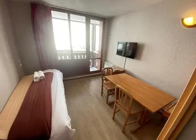 Télévision ou salle de divertissement dans l'établissement Tignes RPDP vue panoramique au soleil 2