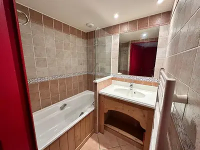 Salle de bains dans l'établissement Appartement ravissant, parking - 8 pers. - FR-1-508-318
