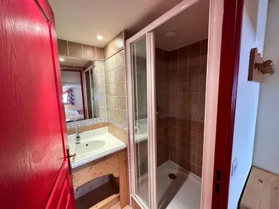 Salle de bains dans l'établissement Appartement ravissant, parking - 8 pers. - FR-1-508-318