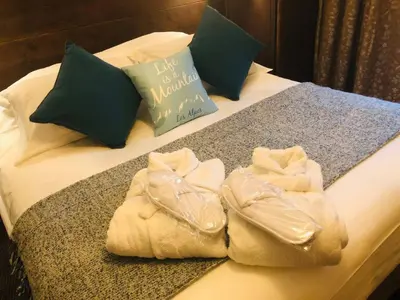 Un ou plusieurs lits dans un hébergement de l'établissement Sunny 1 Bed Apartment - Arc 1950 - Manoir Savoie