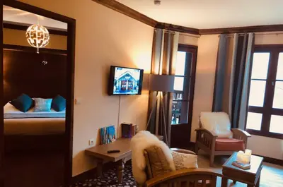 Coin salon dans l'établissement Sunny 1 Bed Apartment - Arc 1950 - Manoir Savoie