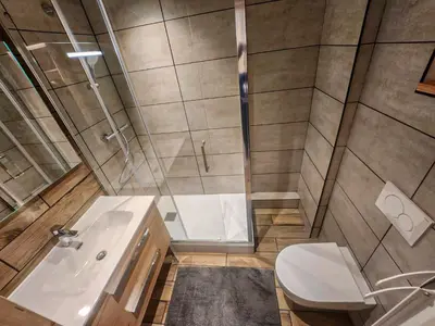 Salle de bains dans l'établissement Arc 2000 -location de 2 appartements et 1 studio avec balcon et vue