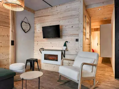 Télévision ou salle de divertissement dans l'établissement Arc 2000 -location de 2 appartements et 1 studio avec balcon et vue