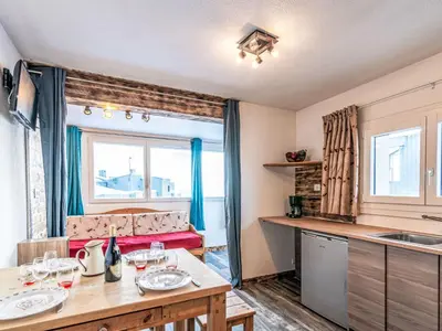 Cuisine ou kitchenette dans l'établissement Studio Plein Soleil - Val Claret-9 by Interhome
