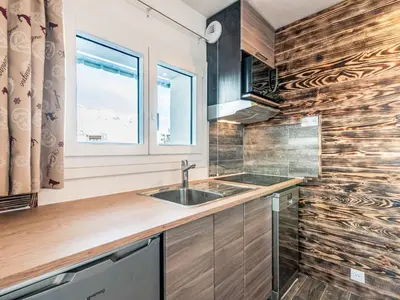 Cuisine ou kitchenette dans l'établissement Studio Plein Soleil - Val Claret-9 by Interhome