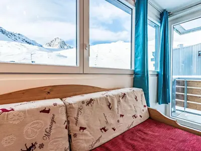 Un ou plusieurs lits dans un hébergement de l'établissement Studio Plein Soleil - Val Claret-9 by Interhome
