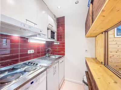 Cuisine ou kitchenette dans l'établissement Studio Les Tommeuses - Val Claret-28 by Interhome