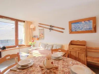 Coin salon dans l'établissement Apartment Grandes Platières II-2 by Interhome