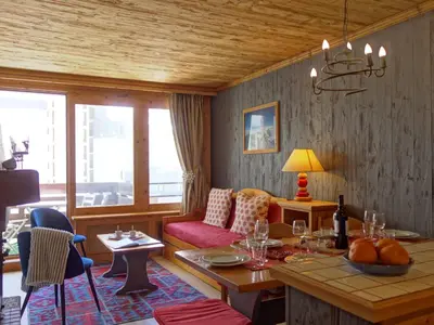 Coin salon dans l'établissement Apartment Le Grand Tichot A et B - Val Claret-5 by Interhome