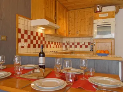 Cuisine ou kitchenette dans l'établissement Apartment Le Grand Tichot A et B - Val Claret-5 by Interhome