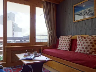Coin salon dans l'établissement Apartment Le Grand Tichot A et B - Val Claret-5 by Interhome