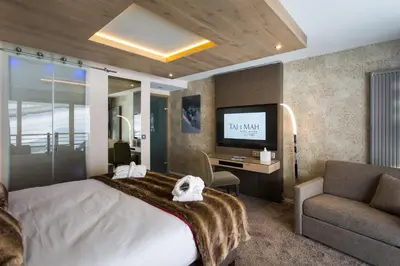 Télévision ou salle de divertissement dans l'établissement Hôtel Taj-I Mah by Les Etincelles
