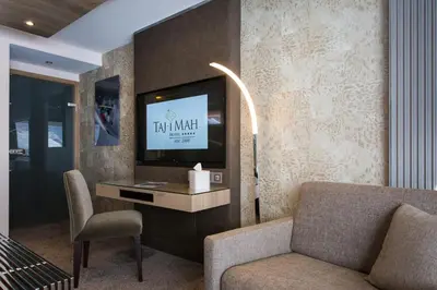 Télévision ou salle de divertissement dans l'établissement Hôtel Taj-I Mah by Les Etincelles