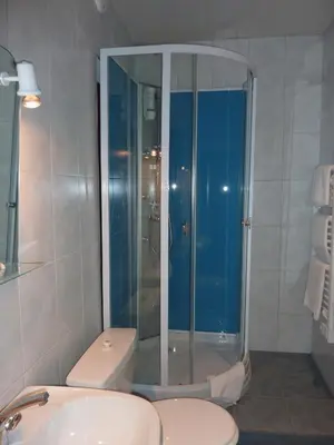 Salle de bains dans l'établissement Hôtel Le Grand-Bec