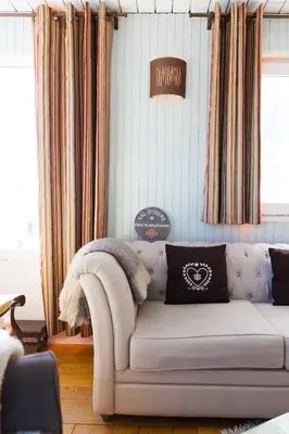 Coin salon dans l'établissement Hôtel La Vanoise